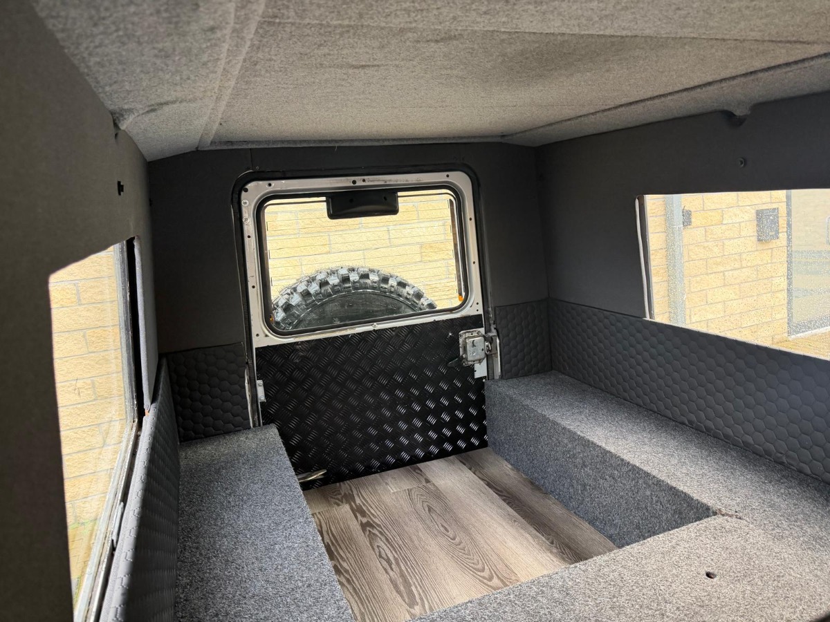 2003 Land Rover Defender 110 Image 9